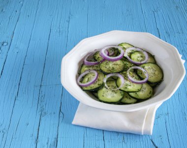 Kırmızı soğan ve toz biber salatalık salatası.