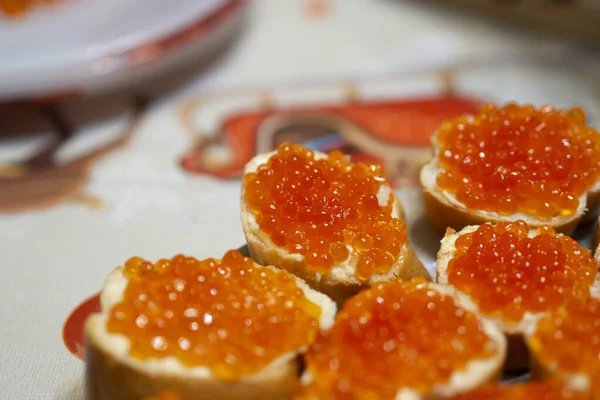 Sandwich Con Caviar Rojo Para Desayuno Como Aperitivo —  Fotos de Stock