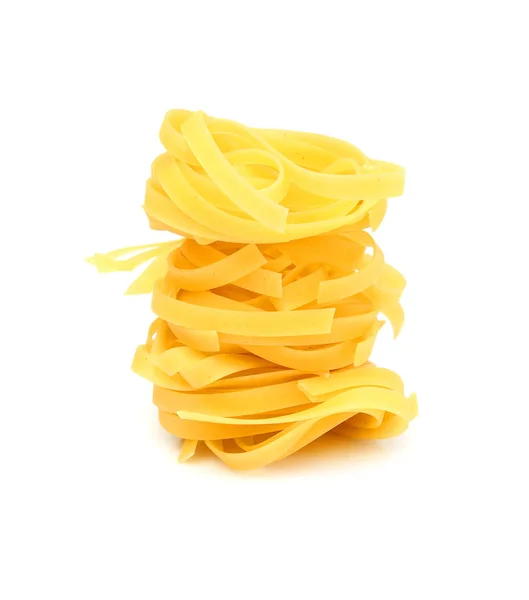 Italiaanse fettuccine pasta geïsoleerd. — Stockfoto