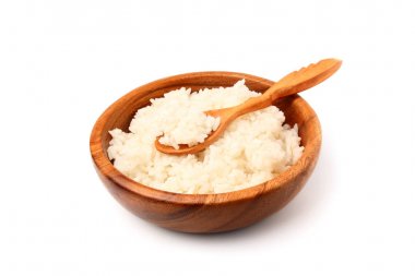 Tahta kaşık ile ahşap bir tabak içinde haşlanmış beyaz pirinç.