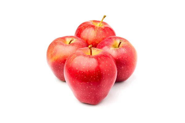 Quatro maçã madura vermelha Richard isolado . — Fotografia de Stock