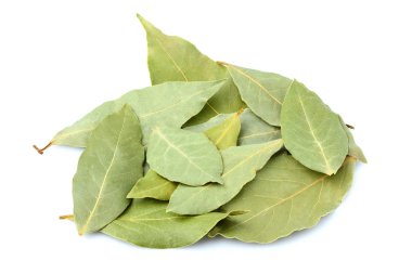 Baharat beyaz arka plan üzerinde izole defne yaprakları kuru.
