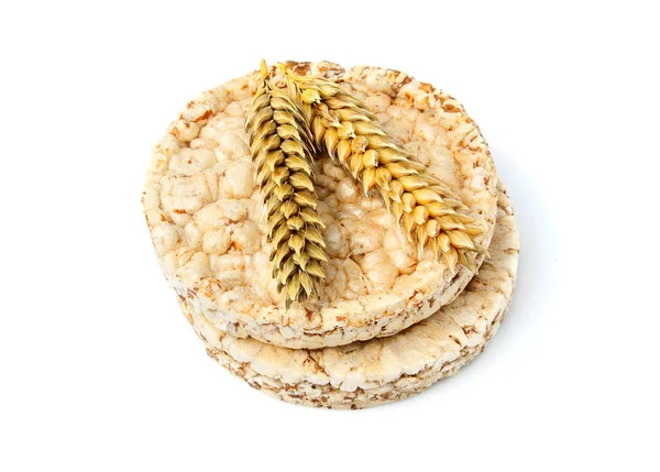 Pan crujiente de grano entero con espiga de trigo aislada . — Foto de Stock