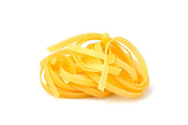 Fettuccine Pâtes italiennes en gros plan isolé . — Photo