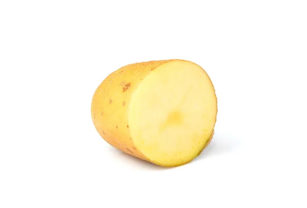 De helft van de aardappel close-up geïsoleerd. — Stockfoto