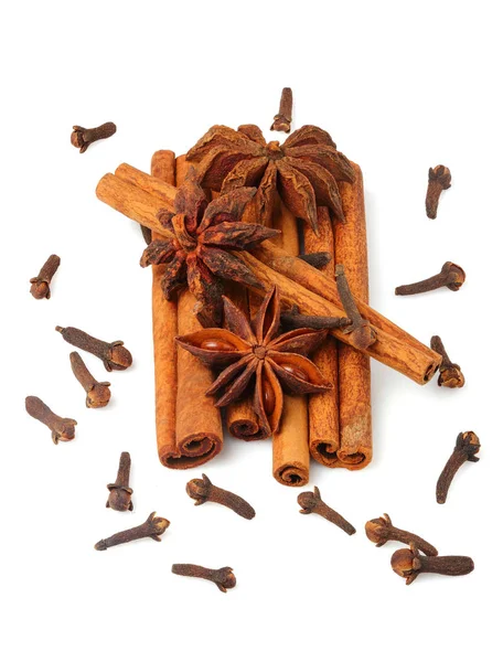 Yıldız anason ve izole karanfil ile tarçın sopa.