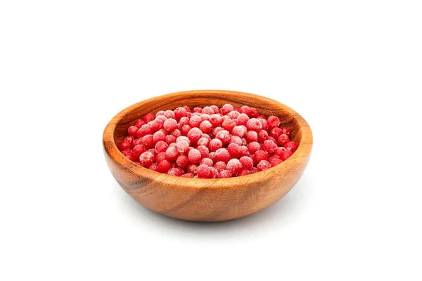 Gefrorene rote Sanddornbeeren in einer Holzschale. — Stockfoto