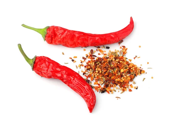 Dva suché červené pálivé papriky s kořením, samostatný. — Stock fotografie