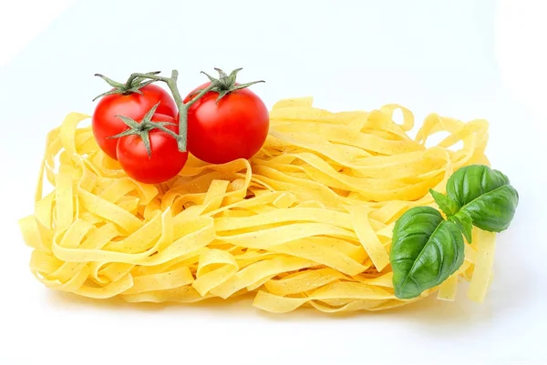 Pasta con rama de albahaca y tomates aislados . —  Fotos de Stock