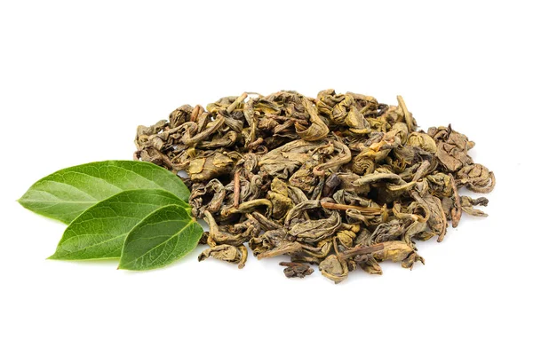 Tumpukan teh hijau dengan daun segar terisolasi . — Stok Foto