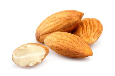 Tatlı badem izole.