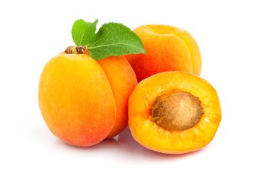 Yapraklı taze kayısı meyvesi ve yarısı izole..