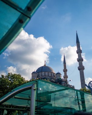 İstanbul 'daki cami minaresi, hindi