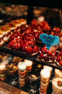 Arka plandaki markette lezzetli tatlılar