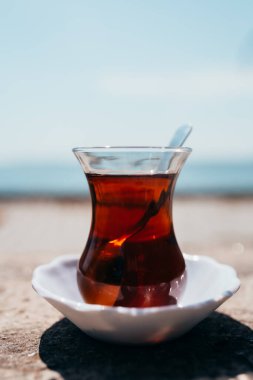 Bir bardak sıcak çay. 