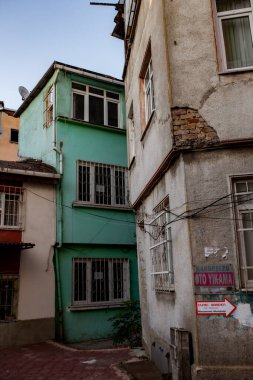 Şehirde penceresi olan eski binalar 