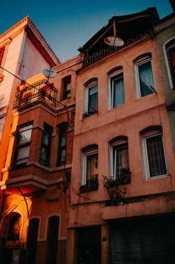 Şehirde penceresi olan eski binalar 