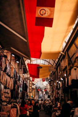 Türkiye 'de Çarşı' da insanlar alışveriş yapıyor