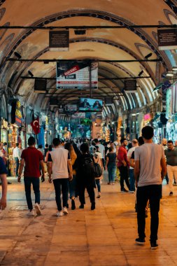 İstanbul, Türkiye 'de insanlar yürüyor, büyük pazar
