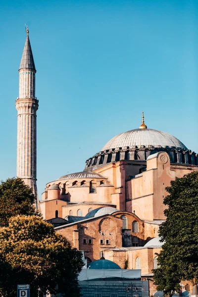 İstanbul 'daki cami minaresi, hindi
