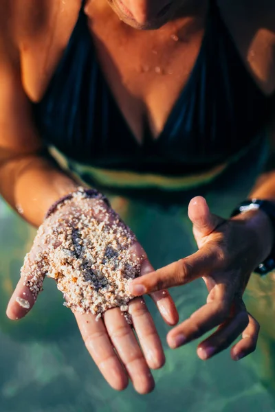 Jovem Mulher Maiô Com Areia Nas Mãos — Fotografia de Stock