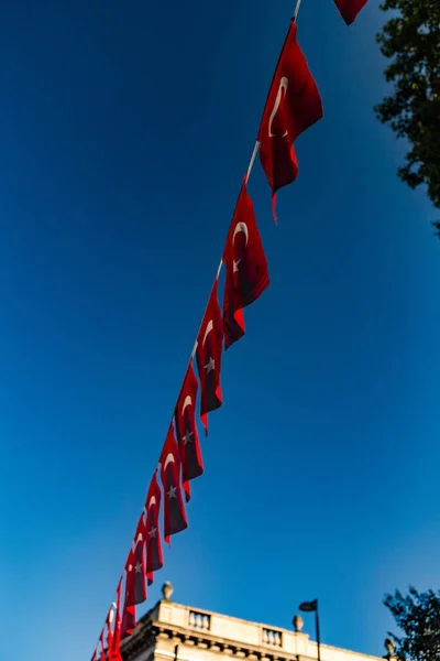 Türkische Flaggen Und Blauer Himmel — Stockfoto