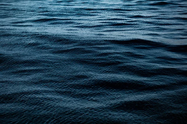 有波浪和波纹的蓝色水面 — 图库照片
