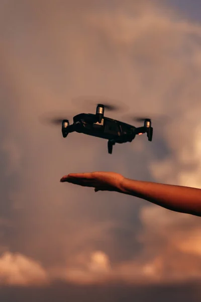 Erkek Erkek Arı Gün Batımında Kameralı Bir Drone Tutuyor — Stok fotoğraf