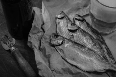 Geleneksel Rus aperatifler bira için. Kağıt üzerinde kurutulmuş roach.