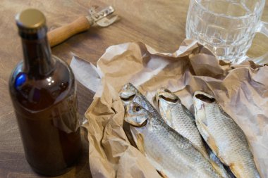 Geleneksel Rus aperatifler bira için. Kağıt üzerinde kurutulmuş roach.