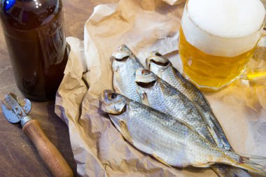 Geleneksel Rus aperatifler bira için. Kağıt üzerinde kurutulmuş roach.