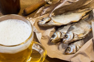 Geleneksel Rus aperatifler bira için. Kağıt üzerinde kurutulmuş roach.