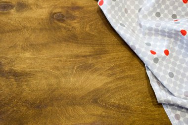 Mutfak havlusu ahşap bir masa üzerinde. Mutfak tema arka plan.