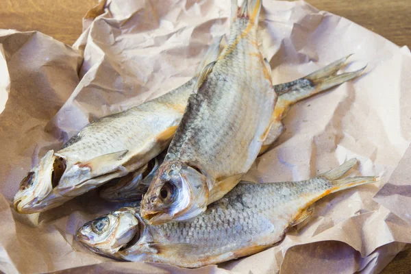 Geleneksel Rus aperatifler bira için. Kağıt üzerinde kurutulmuş roach.