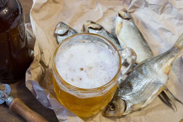 Geleneksel Rus aperatifler bira için. Kağıt üzerinde kurutulmuş roach.
