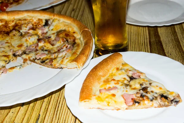 석탄에 신선한 피자 요리. 이탈리안 레스토랑에서 피자. — 스톡 사진