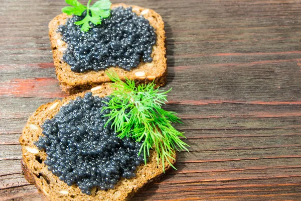 Caviar fresco para lanches e álcool. Aperitivo russo . — Fotografia de Stock