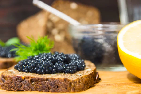 Caviale fresco per spuntini e alcol. Antipasto russo . — Foto Stock