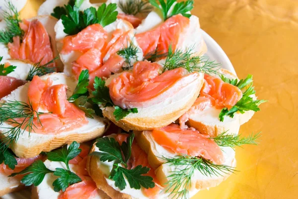 Sanduíches com peixe vermelho — Fotografia de Stock