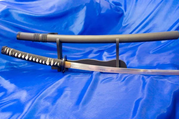 Японский меч катаны. Оружие самурая. Грозное оружие в руках мастера боевых искусств. . — стоковое фото