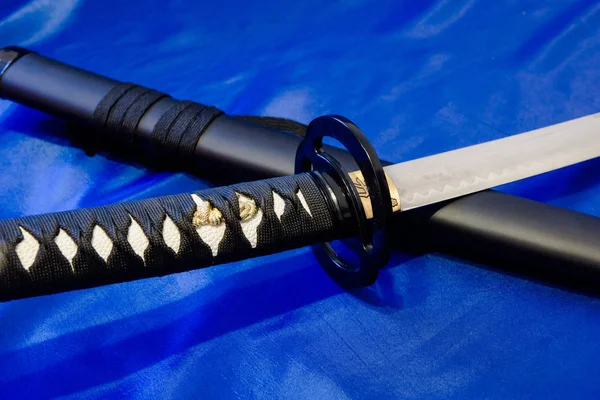 Japanse katana zwaard. Het wapen van een samoerai. Een geducht wapen in de handen van een meester in de martial arts. — Stockfoto