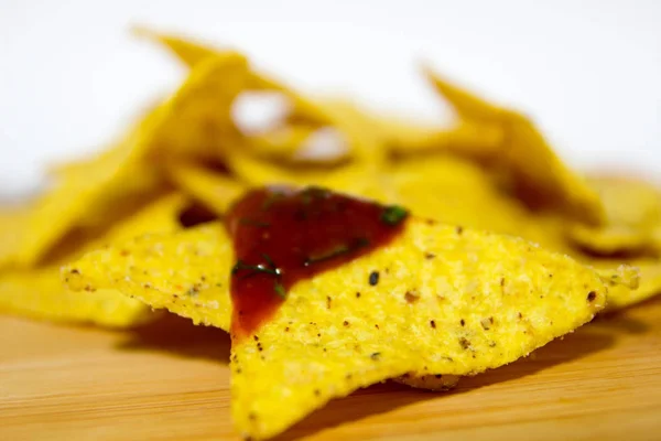 Nachos chips de maíz con salsa de tomate clásica . — Foto de Stock