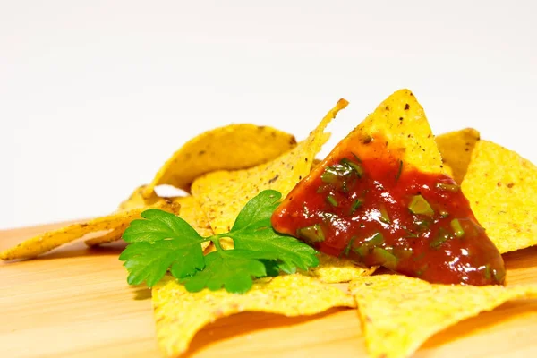 Nachos Mais-Chips mit klassischer Tomaten-Salsa. — Stockfoto