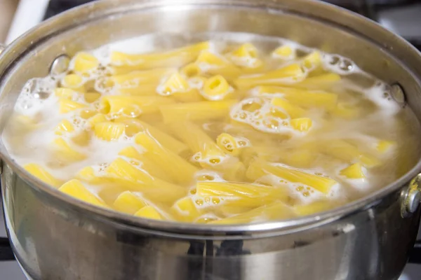 Evde makarna pişirme. Tuzlu suda pişmiş makarna çeşitleri.