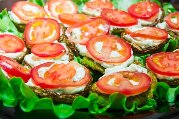 Abobrinha frita com tomate com molho de alho. Aperitivo tradicional russo . — Fotografia de Stock