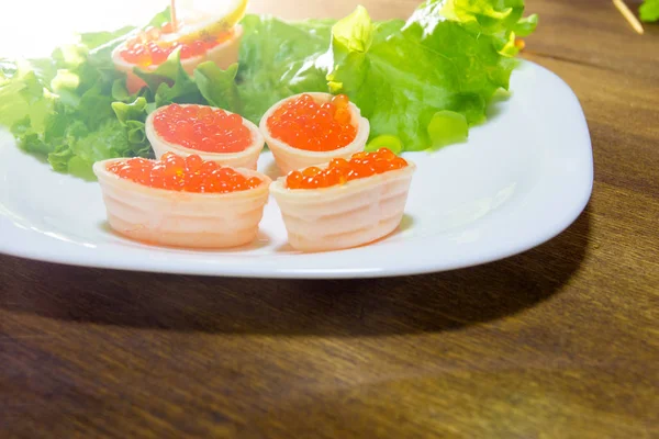 Deliciosos sándwiches con caviar rojo. Pan fresco para el desayuno . —  Fotos de Stock