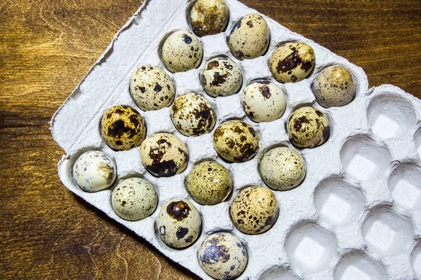 Ev grubu arasında bıldırcın yumurtası. Ekolojik ürün.