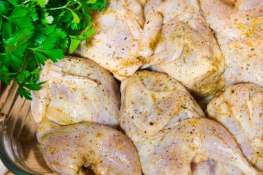 Fırında pişirme et bıldırcınlar. Bütün Bıldırcın baharatlarla soğan ve hardal içinde marinovani. Taze patates ve maydanoz ile süsleyin.