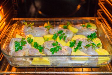 Fırında pişirme et bıldırcınlar. Bütün Bıldırcın baharatlarla soğan ve hardal içinde marinovani. Taze patates ve maydanoz ile süsleyin.