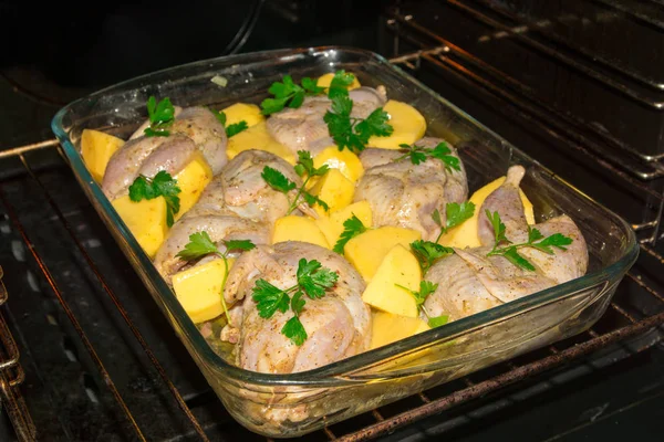 Fırında pişirme et bıldırcınlar. Bütün Bıldırcın baharatlarla soğan ve hardal içinde marinovani. Taze patates ve maydanoz ile süsleyin.